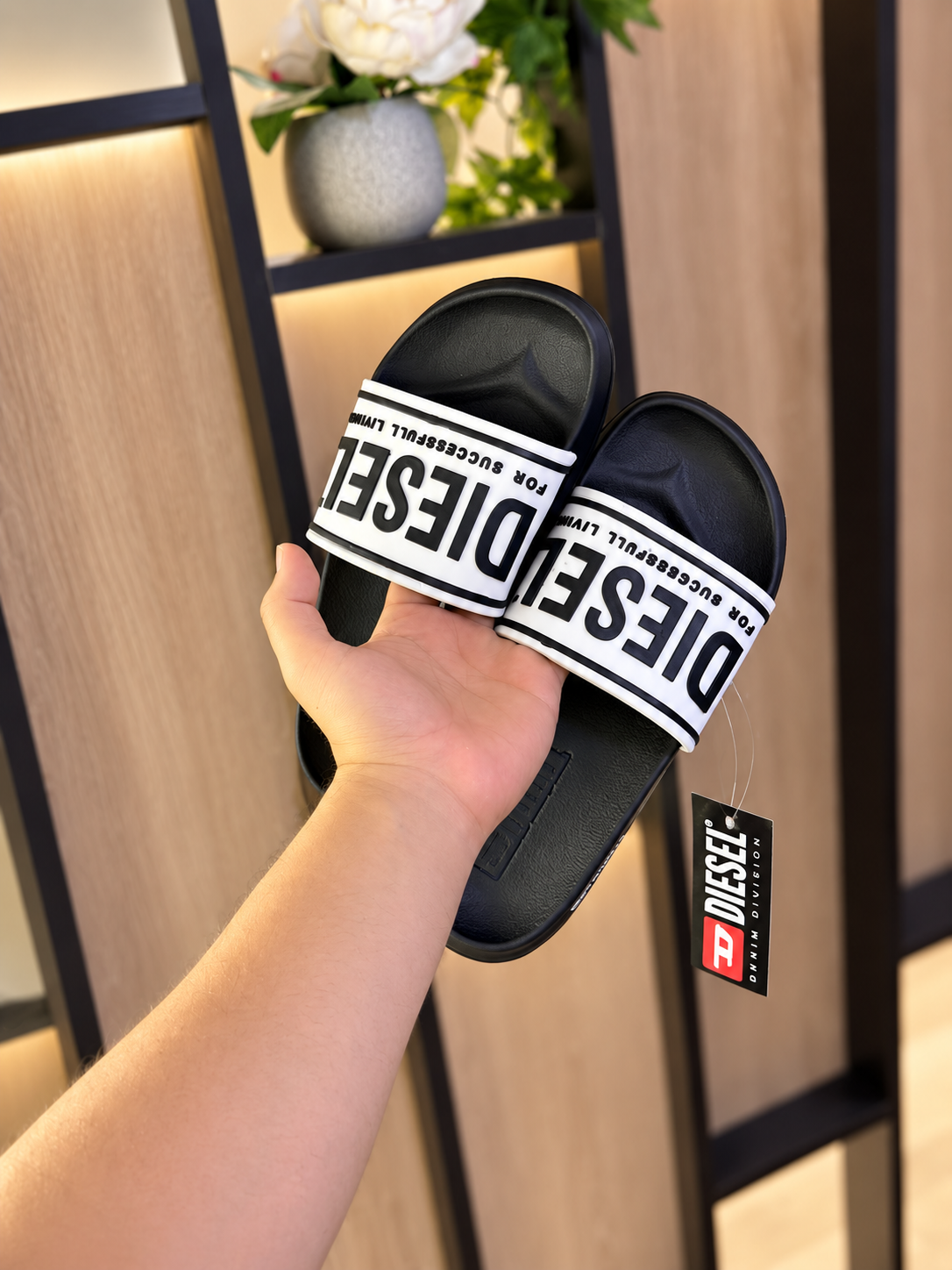 Sandalias Lemon Shoes negras con franja blanca y letras negras