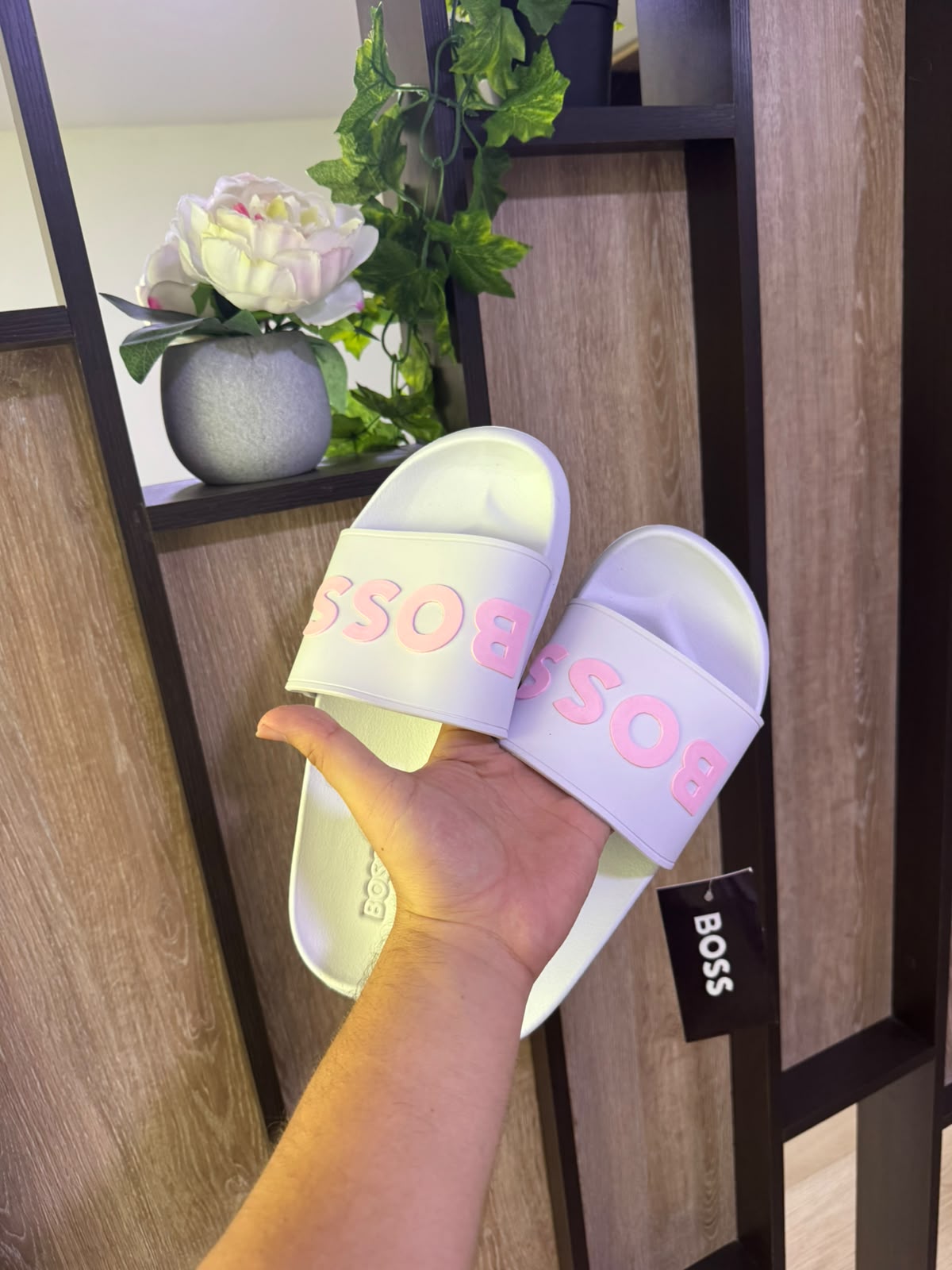 Sandalias BOSS blancas con letras rosadas